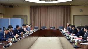 Вице-премьер Нгуен Тьи Зунг встречается с Министром экономики, торговли и промышленности Японии Ёдзи Муто. Фото: ВИА