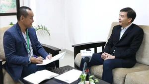 Кандидат наук Чхеанг Ваннарит (справа) дает интервью корреспонденту ВИА в Пномпене. Фото: ВИА