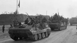 Танковые и бронированные силы северо-восточного фланга освободительной армии пересекли шоссе Биенхоа и продвинулись прямо на Сайгон после нападения и уничтожения оборонительной группировки Биенхоа. Фото: ВИА