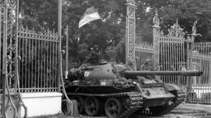 Танк 203-й бронетанковой бригады 304-й дивизии 2-го корпуса вошел во Дворец Независимости в полдень 30 апреля 1975 года. Фото: ВИА