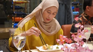 Гостья пробует вьетнамские блюда в отеле JW Marriott Jakarta. Фото: ВИА