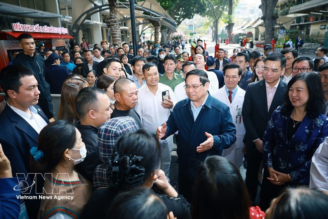 Премьер-министр Фам Минь Тьинь поинтересовался состоянием и поздравил с Тэтом родственников пациентов, проходящих лечение в Больнице Батьмай. (Фото: ВИА)