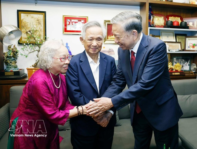 Генсек То Лам посещает и поздравляет с Тэтом семью профессора, доктора наук, Народного учителя Нгуен Лан Зунга и доцента, доктора наук, Народного врача Нгуен Ким Ны Хьеу. (Фото: ВИА)