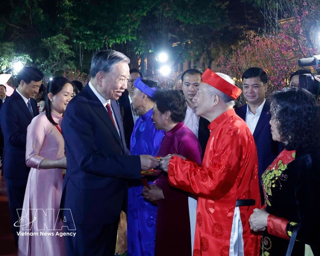Генсек То Лам навещает, поздравляет с Тэтом и вручает новогодние подарки (ли си) представителям различных слоёв населения. (Фото: ВИА)