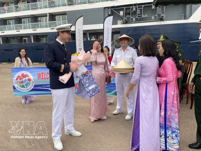 Руководство Департамента культуры, спорта и туризма провинции Зялай вручило памятные подарки туристам, посетившим провинцию по случаю праздника Тэта Бинь Нго 2026.