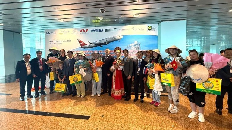 Вручение подарков первым 20 пассажирам рейса RA73850 авиакомпании Nordwind Airlines. anh-04.jpg
