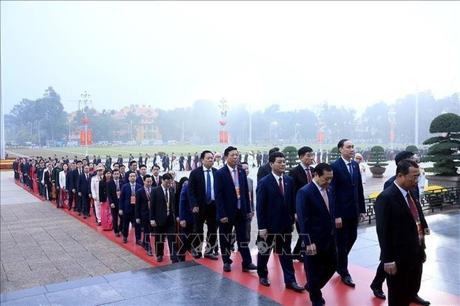 Делегаты посещают Мавзолей и отдают дань памяти Президенту Хо Ши Мину. (Фото: ВИА)