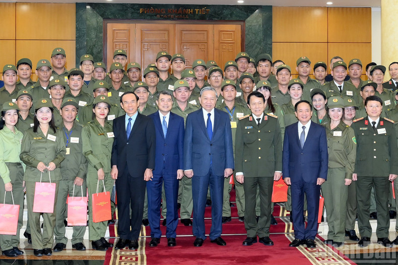 Генеральный секретарь ЦК КПВ То Лам с делегатами, участвовавшими во встрече.