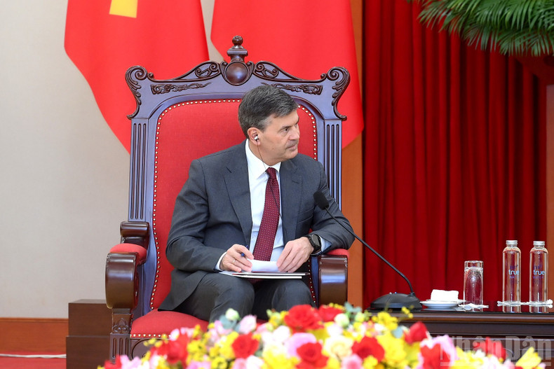 Ректор РАНХиГС Алексей Комиссаров выступает с речью.