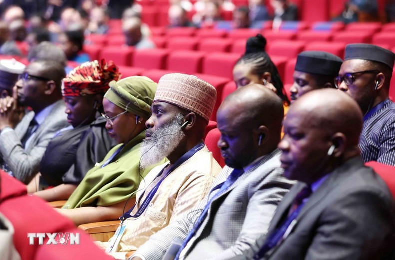 Делегаты принимают участие во втором пленарном заседании. (Фото: ВИА)