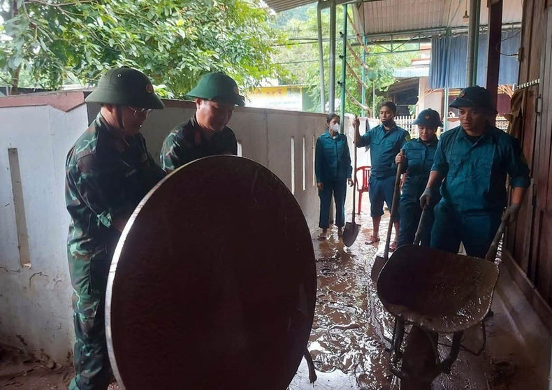 Военнослужащие помогают жителям убирать и восстанавливать окружающую среду после наводнения. (Фото: ВИА)