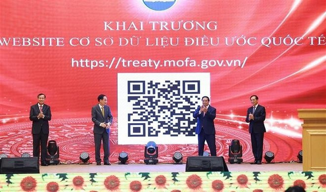 Премьер-министр Фам Минь Тьинь и руководство МИД открывают Базу данных по международным договорам. (Фото: ВИА)