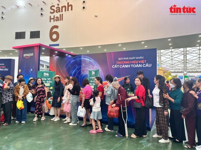 Многочисленные жители и туристы выстраиваются в очередь за билетами на фильмы «Красный дождь» и «Воздушная битва». (Фото: ВИА) Многочисленные жители и туристы выстраиваются в очередь за билетами на фильмы «Красный дождь» и «Воздушная битва». (Фото: ВИА)