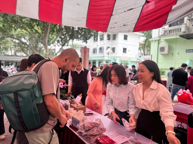 Иностранные посетители с интересом знакомятся с продукцией, представленной на весенней ярмарке.