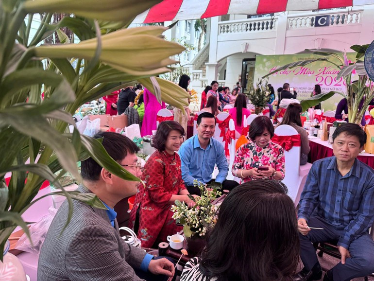 Небольшой уголок, где журналисты беседуют за чашкой чая в первые дни весны.