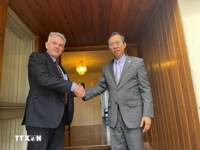 Ким Сампсон (слева) — председатель Общества дружбы Австралия — Вьетнам (AVFS). (Фото: ВИА)