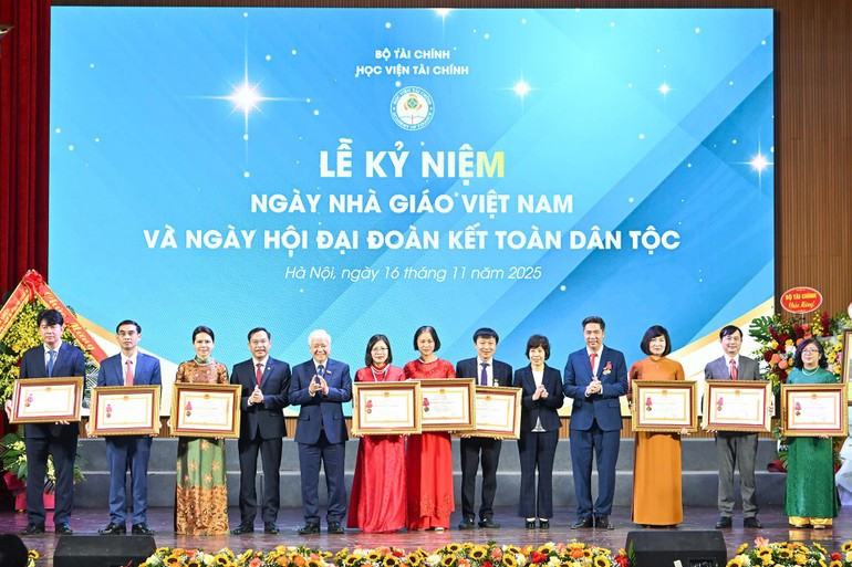 Одиннадцать сотрудников Финансовой академии были удостоены Ордена Труда второй и третей степеней. (Фото: Тхюи Нгуен)