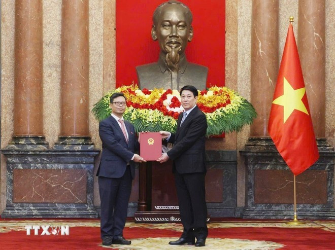 Посол Чинь Дык Хай, руководитель Национального комитета по государственным границам Министерства иностранных дел, получает от Президента Лыонг Кыонга решение о назначении Чрезвычайным и Полномочным Послом Вьетнама во Франции на срок 2025–2028 годов, 16 января 2026 года. (Фото: ВИА)