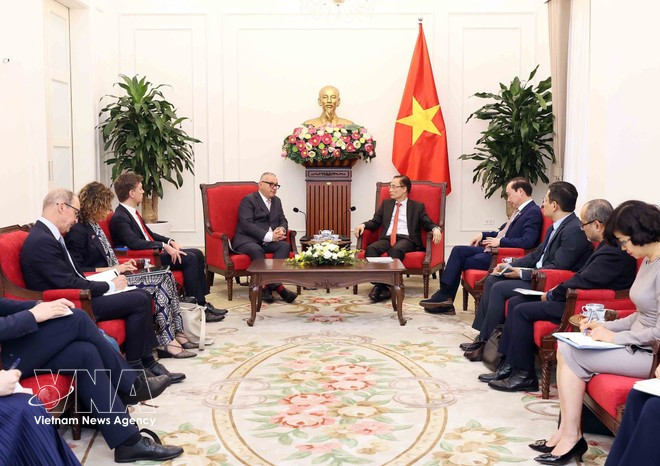 Министр иностранных дел Ле Хоай Чунг принимает комиссара ЕС по международному партнёрству Йозефа Сикелу. (Фото: ВИА)