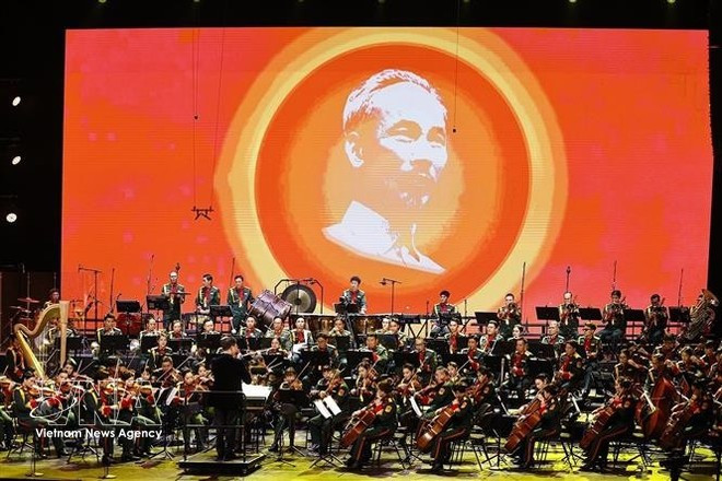 Часть I — «Свет солнца указывает путь», открывается увертюрой «Восхваление Родины», создавая музыкальное пространство, наполненное гордостью и глубокой признательностью славной Партии и великому Президенту Хо Ши Мину. (Фото: ВИА)