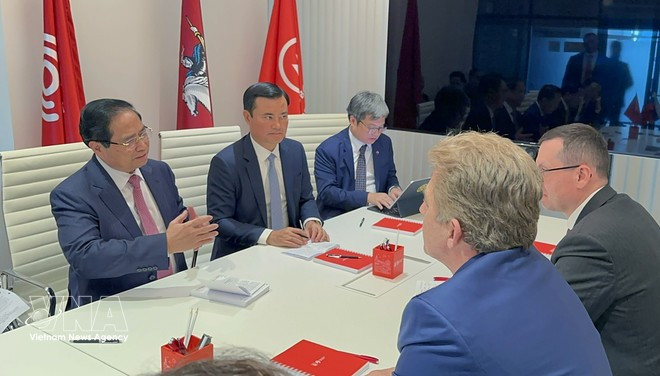 Премьер-министр Фам Минь Тьинь проводит рабочую встречу с руководством Центра управления системой Московского метрополитена. (Фото: ВИА)