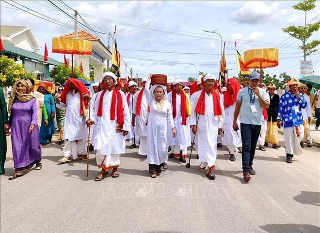 Высокопоставленные брахманы из общины чам возглавляют процессию, неся священный костюм во время фестиваля Кате 2025. (Фото: ВИA)