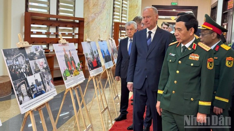 Министр Фан Ван Зянг и господин Николай Патрушев осматривают фотовыставку, посвященную вьетнамско-российскому сотрудничеству в области обороны. (Фото: Чунг Хынг) anh-02-6531.jpg