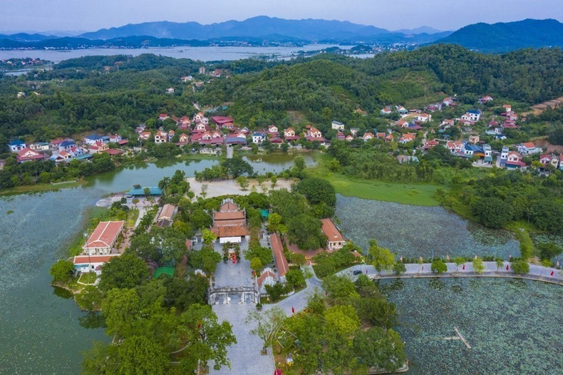 Храм Кьепбак расположен в долине, окружённой с трёх сторон горами Лонг (Дракон), а четвёртая сторона выходит к реке Лук Дау. Общая площадь храма составляет около 13 500 вк. м. Среди его старинных построек выделяются величественные трое ворот – нги мон. (Фото: ВИА)