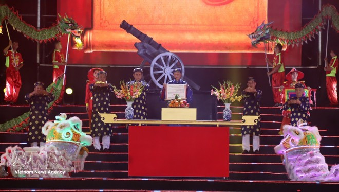 Церемония открытия огня церемониальной пушки. (Фото: ВИА)