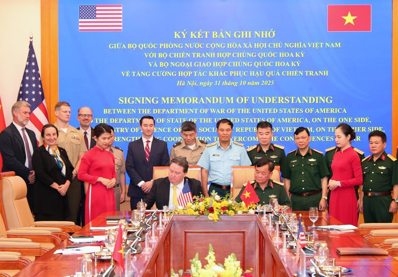 Генерал-полковник Хоанг Суан Тьен, заместитель министра национальной обороны, и Посол США во Вьетнаме Марк Кнаппер подписывают Меморандум о взаимопонимании. (Фото: ВИА) Генерал-полковник Хоанг Суан Тьен, заместитель министра национальной обороны, и Посол США во Вьетнаме Марк Кнаппер подписывают Меморандум о взаимопонимании. (Фото: ВИА)
