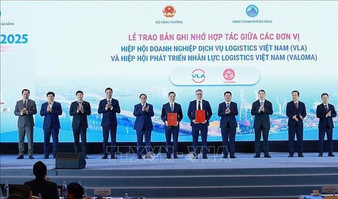 Премьер-министр Фам Минь Чинь присутствовал на церемонии передачи Меморандума о взаимопонимании между подразделениями. (Фото: ВИА)