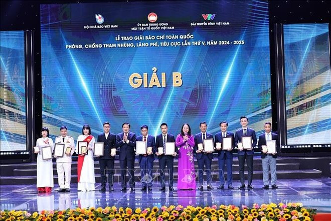 Товарищи Фан Динь Чак, член Политбюро, секретарь ЦК КПВ, заведующий Отделом ЦК КПВ по внутренним делам, и Во Тхи Ань Суан, член ЦК КПВ, вице-президент страны, вручают премии категории B авторам и творческим коллективам. (Фото: ВИА) Товарищи Фан Динь Чак, член Политбюро, секретарь ЦК КПВ, заведующий Отделом ЦК КПВ по внутренним делам, и Во Тхи Ань Суан, член ЦК КПВ, вице-президент страны, вручают премии категории B авторам и творческим коллективам. (Фото: ВИА)