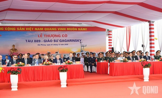 Участники церемонии подъёма флага (Фото: QĐND)