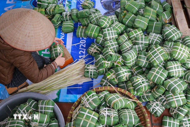 Ловкие руки мастера быстро заворачивают пироги; каждый ровный квадратный сгиб свидетельствует о мастерстве, накопленном за многие годы работы в ремесле. (Фото: ВИА)