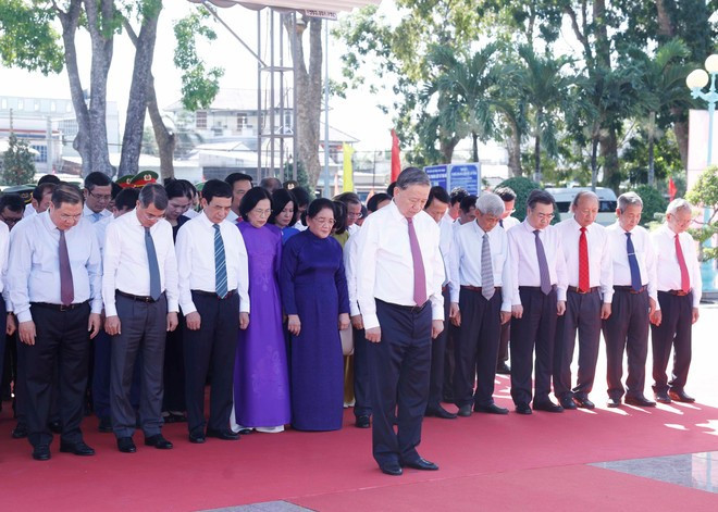 Генеральный секретарь То Лам и рабочая делегация возложили цветы и воскурили благовония на кладбище павших героев Чаво. (Фото: ВИА)