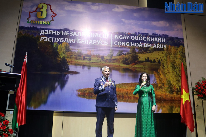 Делегаты поднимают тост в честь Дня независимости Беларуси. anh-04.jpg