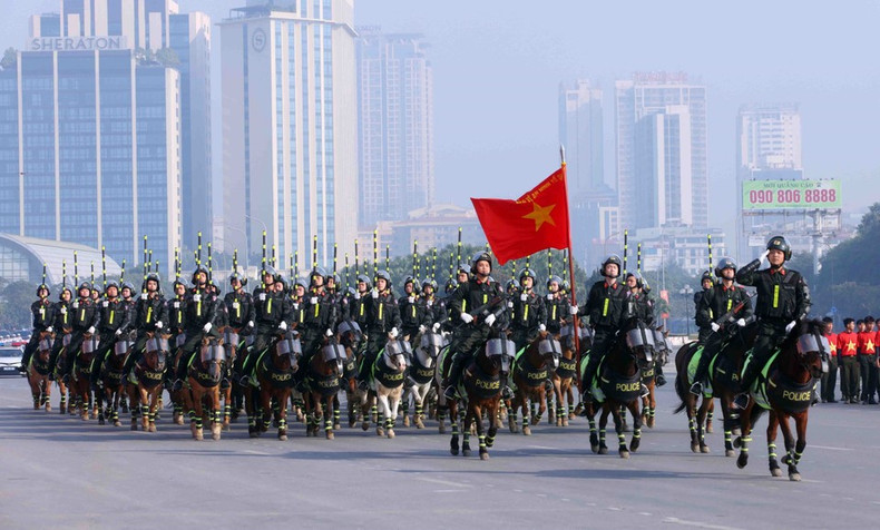 Колонна конной мобильной полиции участвует в строевом смотре. (Фото: ВИА)