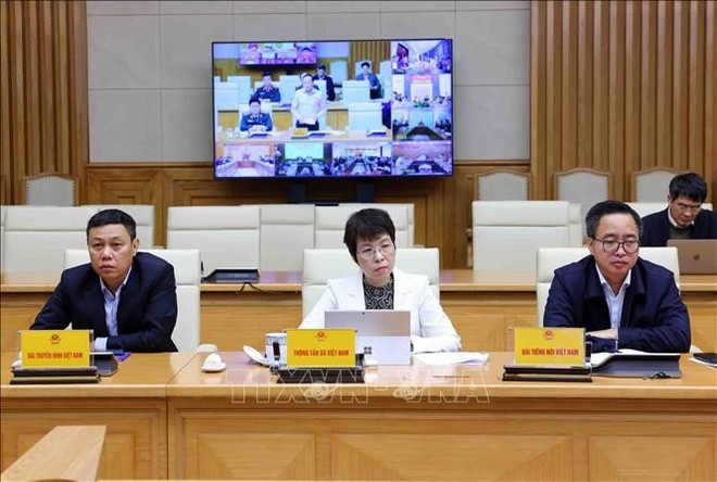 Члены Национального руководящего комитета по гражданской обороне участвуют в видеосовещании на пункте соединения в штаб-квартире Правительства. (Фото: ВИА)