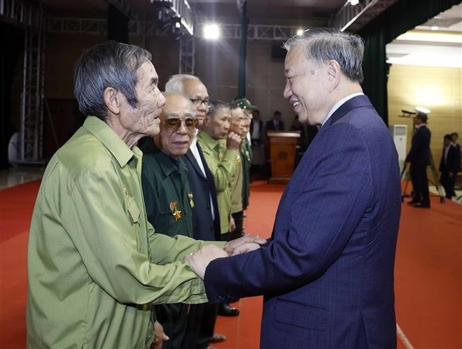 Генеральный секретарь То Лам вручает подарки семьям льготных категорий. (Фото: ВИА)