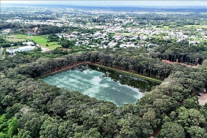 Национальная достопримечательность Ао Ба Ом — привлекательное туристическое направление в провинции Чавинь. (Фото: ВИА)