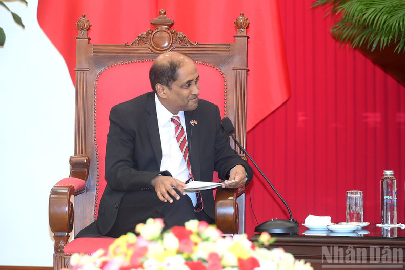 Посол Сингапура Джая Ратнам выступает с речью.