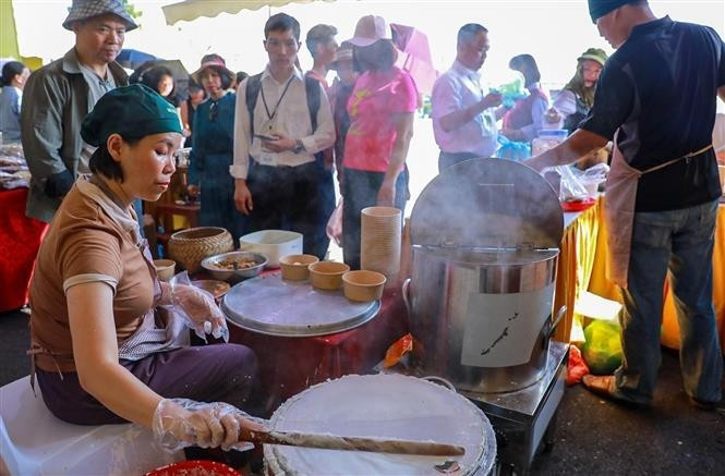 Павильоны представляют особые блюда и кулинарные шедевры из всех провинций и городов страны. (Фото: ВИА)