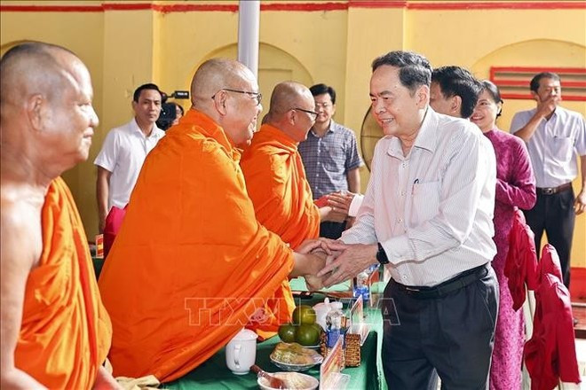 Председатель Национального собрания Чан Тхань Ман с делегатами. (Фото: ВИА)