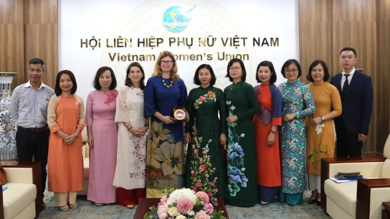 Делегаты фотографируются на память. anh-02-5746.jpg