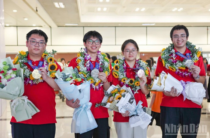 Все четыре участника национальной сборной Вьетнама на Международной олимпиаде по биологии (IBO) 2025 года завоевали медали. (Фото: Дай Тханг)