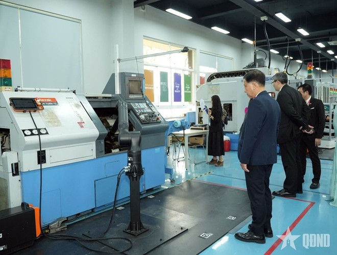 Представители вьетнамской диаспоры посетили Восточный международный университет по случаю весны 2026 года. (Фото: qdnd.vn)