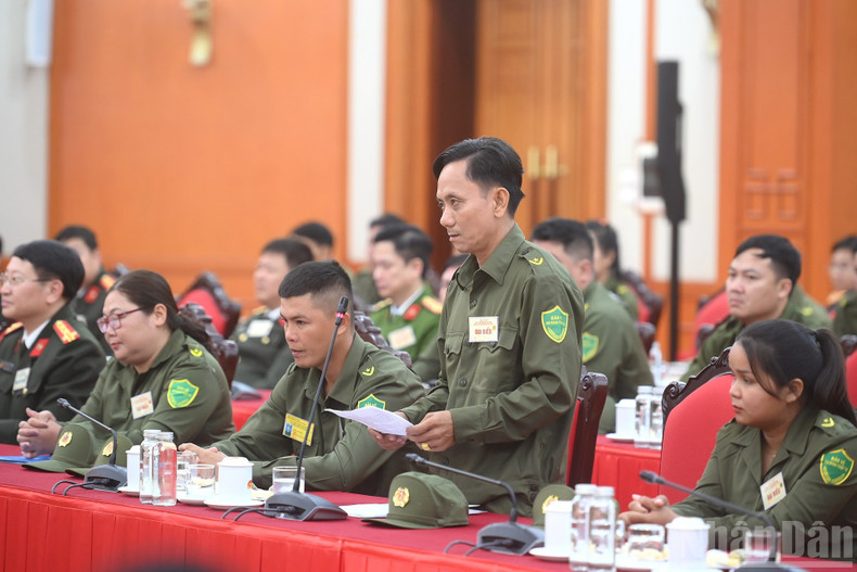 Передовой представитель сил, участвующих в обеспечении безопасности и правопорядка на местном уровне, выступает с докладом перед Генеральным секретарем ЦК КПВ То Ламом.