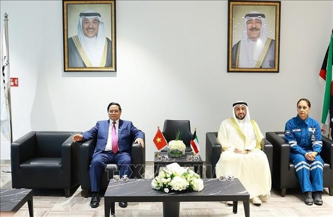 Премьер-министр Фам Минь Тьинь и руководство нефтеперерабатывающего комплекса «Аль-Зур». (Фото: ВИА)