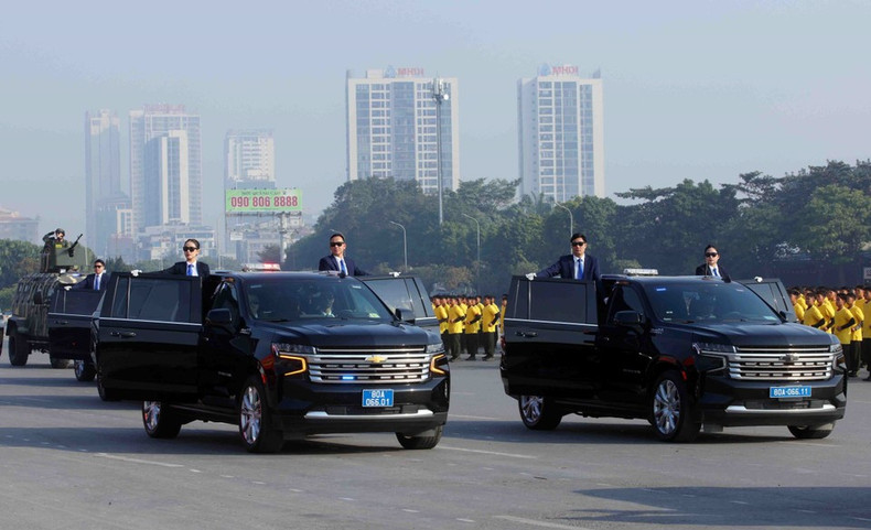 Колонна автомобилей охраны и сопровождения руководителей Партии, Государства и международных делегаций участвует в параде специальной техники Министерства общественной безопасности. (Фото: ВИА)