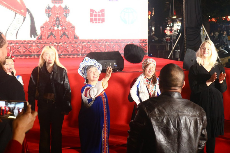 Ханойцы и туристы тепло приняли артистов и с удовольствием подпевали такие любимые композиции, как «Катюша» и «Подмосковные вечера».